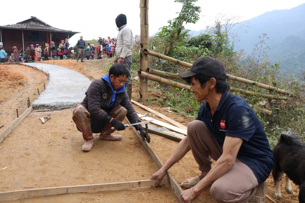 Người dân cùng các lực lượng chung tay thi công công trình “Con đường cùng em tới trường”