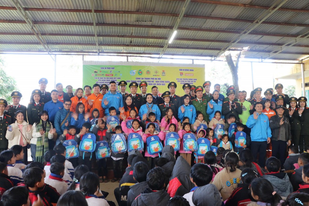 Đoàn công tác trao quà tới thầy trò Trường phổ thông dân tộc bán trú TH và THCS Pá Lau - xã Trạm Tấu