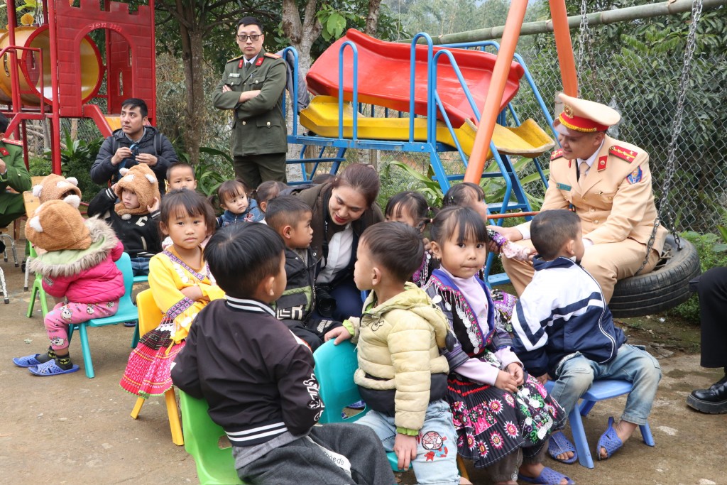 Cán bộ, chiến sỹ, đoàn viên, Phụ nữ Công an TP Hà Nội thăm hỏi, trao quà tới các em học sinh và bà con các dân tộc tại vùng cao xã Trạm Tấu trong hành trình “Vì bình yên cuộc sống”