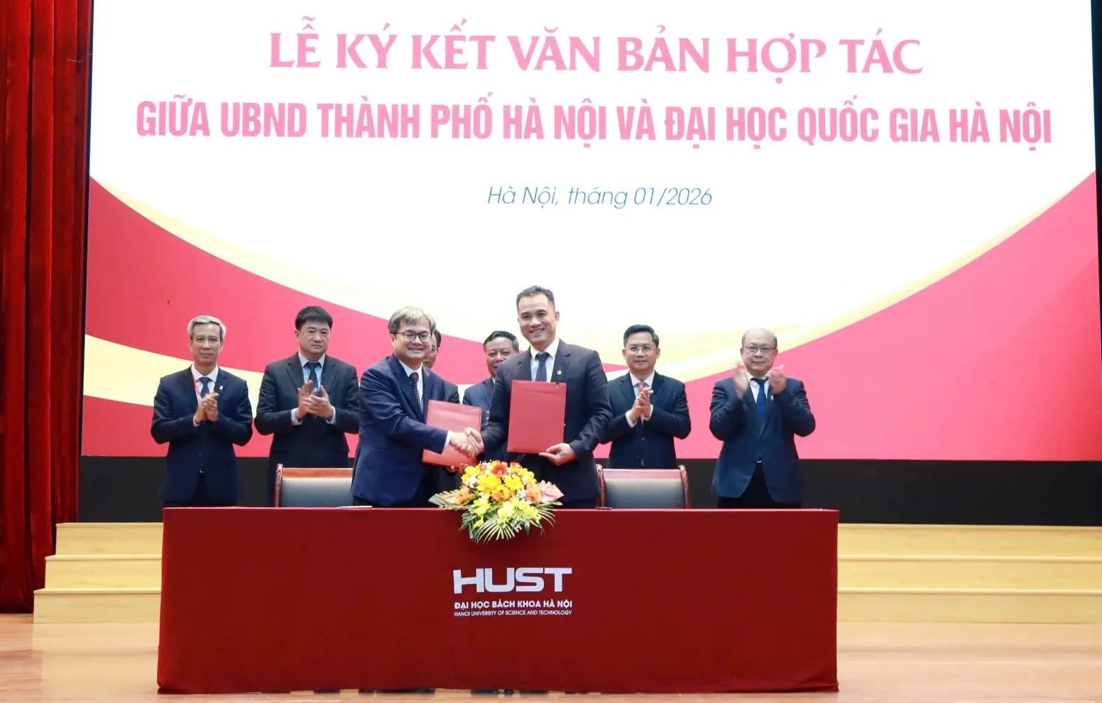 Phó Bí thư Thường trực Thành ủy Hà Nội Nguyễn Văn Phong; Ủy viên Ban Thường vụ Thành ủy, Trưởng Ban Tổ chức Thành ủy Hà Nội Hà Minh Hải chứng kiến lễ ký thỏa thuận hợp tác giữa UBND Thành phố Hà Nội và các đơn vị