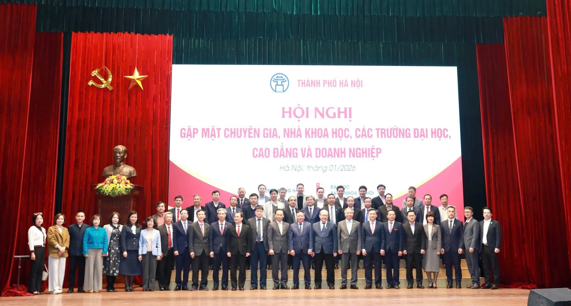 Lãnh đạo Thành phố Hà Nội chụp ảnh cùng các đại biểu tham dự Hội nghị