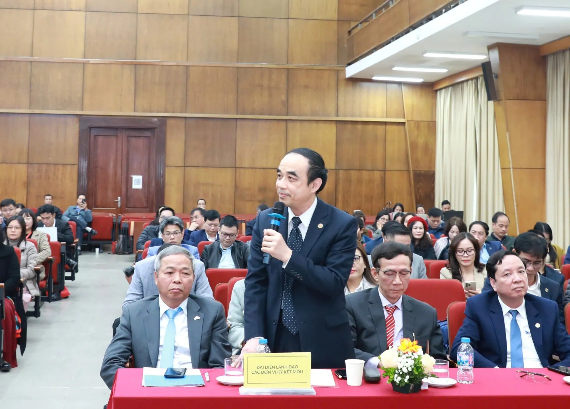 Các đại biểu được nghe các tham luận và các ý kiến trao đổi, thảo luận của các trường đại học, doanh nghiệp tại hội nghị