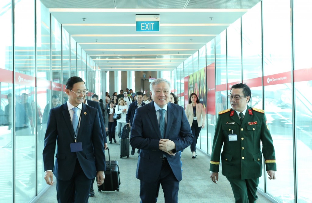 Phó Thủ tướng Thường trực Chính phủ Nguyễn Hòa Bình tới Singapore - Ảnh: VGP/Nguyễn Hoàng Phó Thủ tướng Thường trực Chính phủ Nguyễn Hòa Bình tới Singapore - Ảnh: VGP/Nguyễn Hoàng