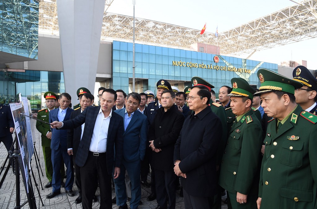 Phó Thủ tướng nghe báo cáo khi khảo sát cửa khẩu quốc tế Móng Cái - Ảnh: VGp/Hải Minh Phó Thủ tướng nghe báo cáo khi khảo sát cửa khẩu quốc tế Móng Cái - Ảnh: VGp/Hải Minh