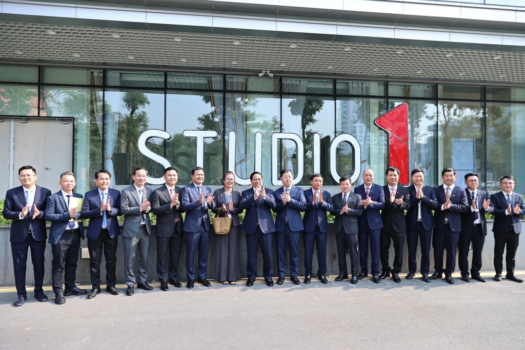 Thủ tướng Phạm Minh Chính cùng tập thể lãnh đạo VTV - Ảnh: VGP/Nhật Bắc Thủ tướng Phạm Minh Chính cùng tập thể lãnh đạo VTV - Ảnh: VGP/Nhật Bắc