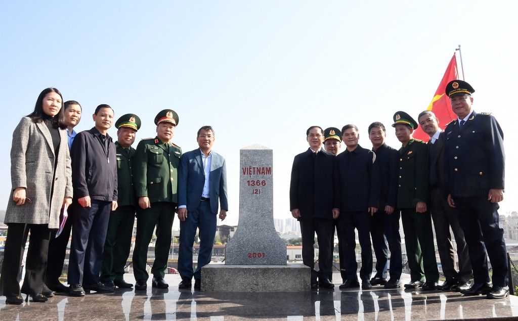 Phó Thủ tướng cùng các đại biểu chụp ảnh lưu niệm khi tham quan cửa khẩu quốc tế Móng Cái - Ảnh: VGp/Hải Minh Phó Thủ tướng cùng các đại biểu chụp ảnh lưu niệm khi tham quan cửa khẩu quốc tế Móng Cái - Ảnh: VGp/Hải Minh