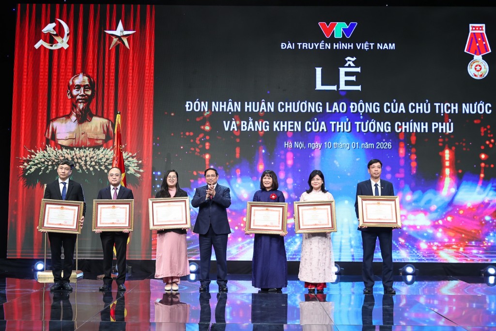Thủ tướng Phạm Minh Chính trao Bằng khen của Thủ tướng Chính phủ tặng các tập thể, cá nhân - Ảnh: VGP/Nhật Bắc Thủ tướng Phạm Minh Chính trao Bằng khen của Thủ tướng Chính phủ tặng các tập thể, cá nhân - Ảnh: VGP/Nhật Bắc