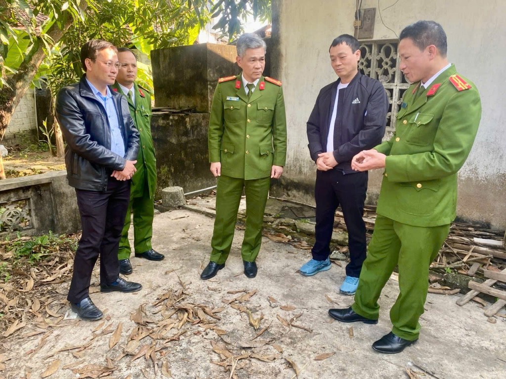 Đại tá Nguyễn Anh Tuấn, Phó Giám đốc - Thủ trưởng Cơ quan Cảnh sát điều tra Công an tỉnh trực tiếp chỉ đạo tại hiện trường