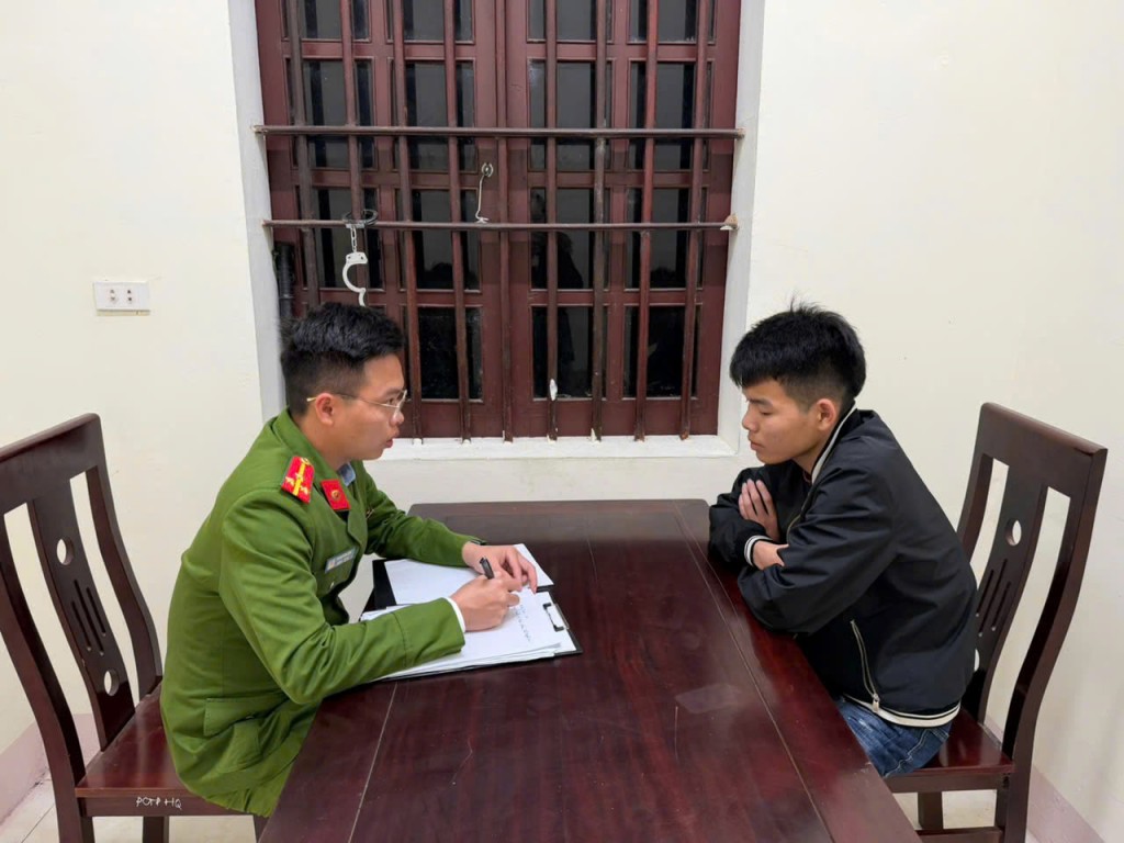 Công an xã Minh Châu lấy lời khai Trần Anh Tuấn - 01 trong 09 đối tượng bị khởi tố về hành vi “Gây rối trật tự công cộng”