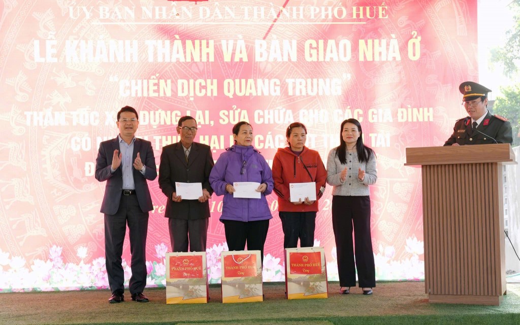 Lãnh đạo UBND TP Huế tặng quà cho 3 hộ gia đình được bàn giao nhà tại xã Khe Tre 