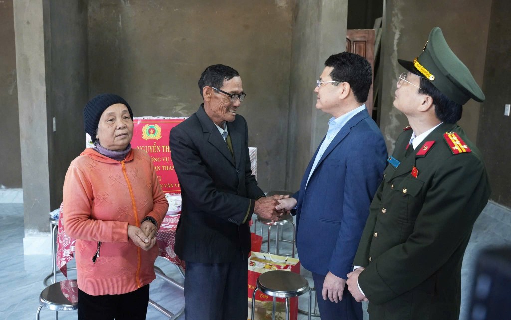 Phó Chủ tịch UBND thành phố Huế Hoàng Hải Minh thăm hỏi các hộ gia đình trong căn nhà mới