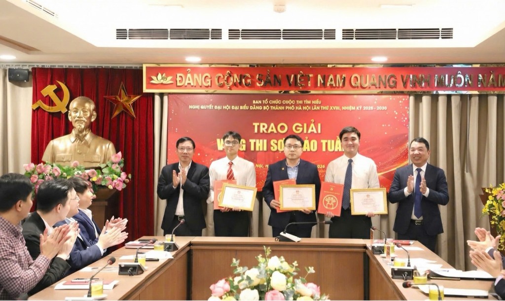 Ban Tổ chức Cuộc thi trao khen thưởng cho 3 thí sinh đạt giải tuần 1 Ban Tổ chức Cuộc thi trao khen thưởng cho 3 thí sinh đạt giải tuần 1