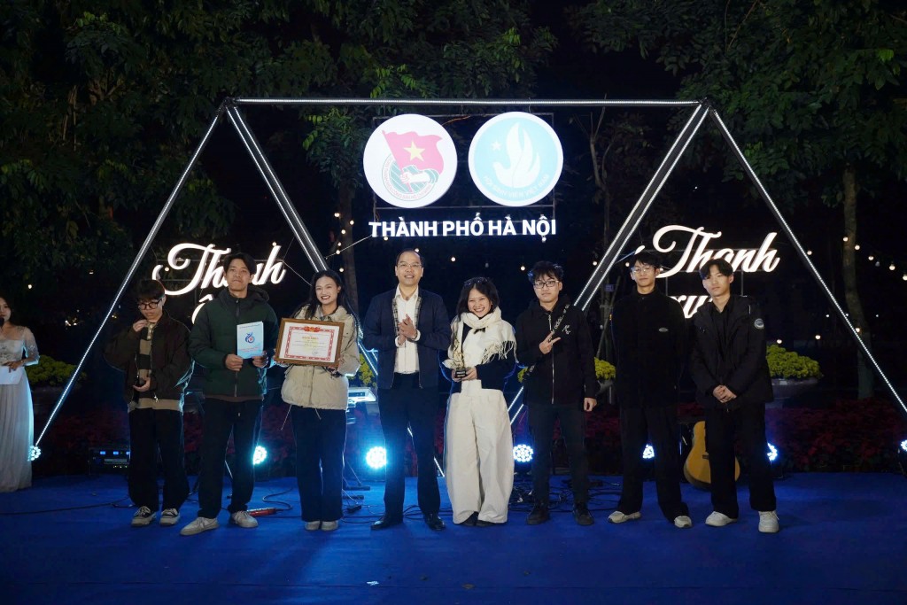 Ban Tổ chức trao giải Nhất Liên hoan Band nhóm nhạc sinh viên, thanh niên Thủ đô năm 2025 cho đại diện Cao đẳng Nghệ thuật Hà Nội tại đêm tổng kết chương trình.