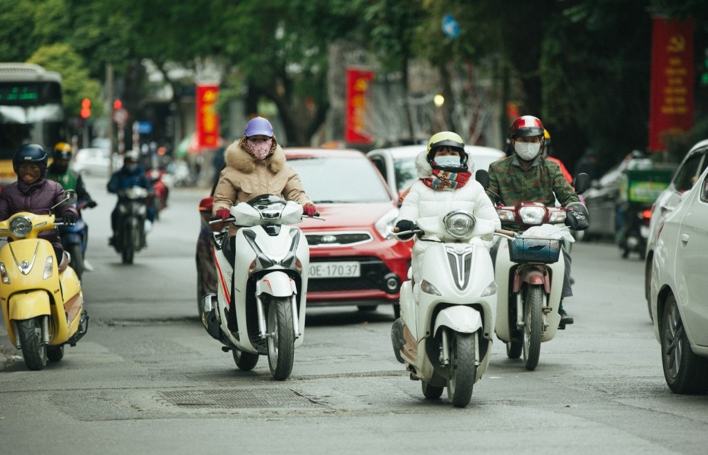 Hà Nội sáng sớm có sương mù nhẹ, trời rét