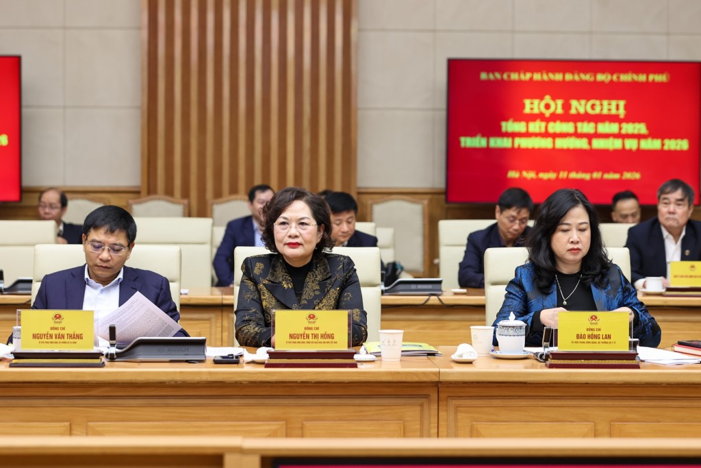 Từ trái qua phải: Các đồng chí Ủy viên Trung ương Đảng, lãnh đạo Bộ Tài chính, Ngân hàng Nhà nước, Bộ Y tế dự hội nghị - Ảnh: VGP/Nhật Bắc