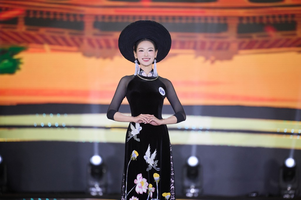 Nguyễn Phương Linh trong phần thi áo dài