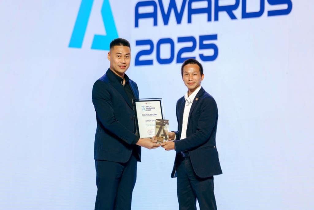 Ông Bạch Tuấn Anh - Giám đốc Vận hành Xanh SM Car TP. HCM (trái) nhận giải thưởng tại Tech Awards 2025