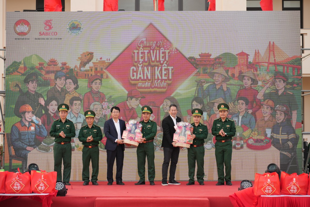 Đại diện SABECO và Đại diện UBTW MTTQ trao gửi trải nghiệm Tết cho các Đồn biên phòng khu vực Đắk Lắk, Lâm Đồng