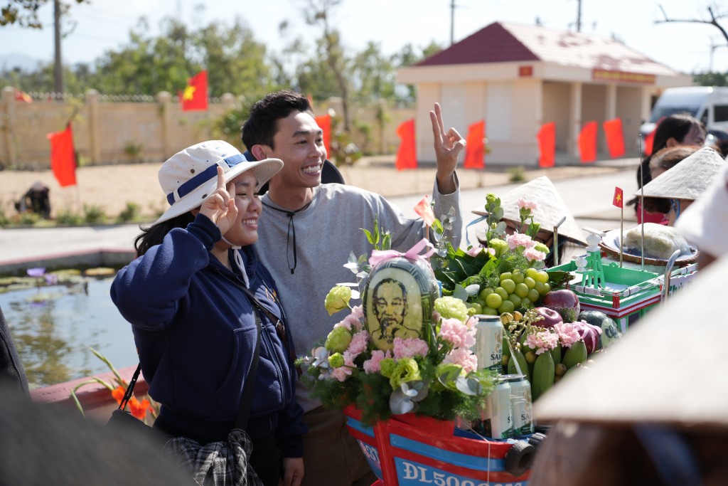 Người dân địa phương hào hứng tham gia các hoạt động gắn kết cộng đồng tại sự kiện