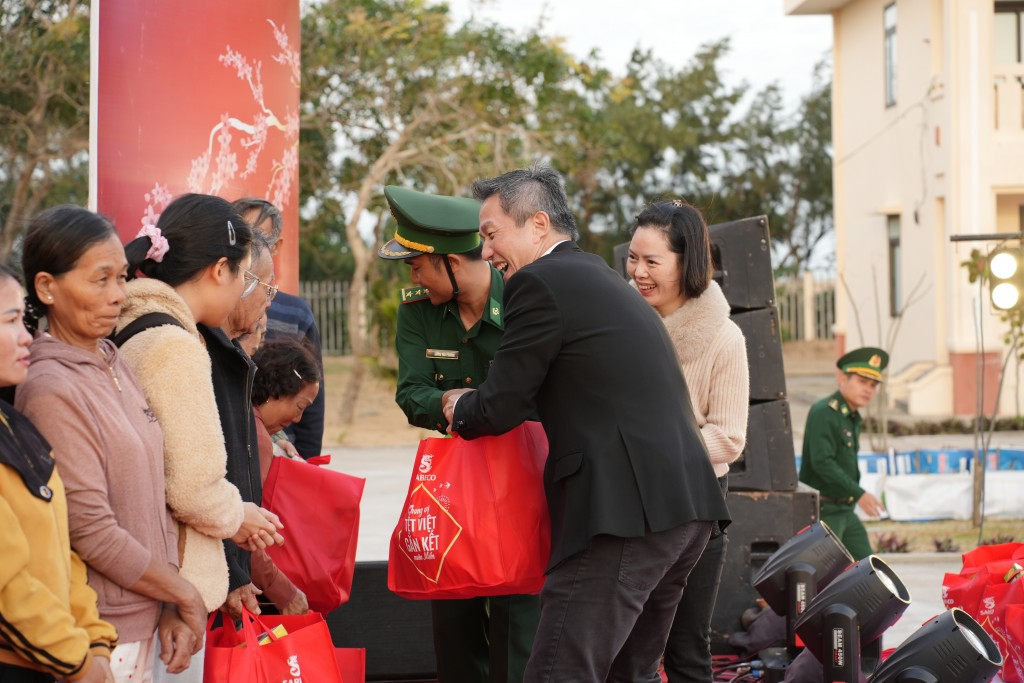 Ông Lester Tan trao tặng các phần quà Tết _Chung Vị Gắn Kết_ cho các hộ gia đình ở Đắk Lắk và Lâm Đồng