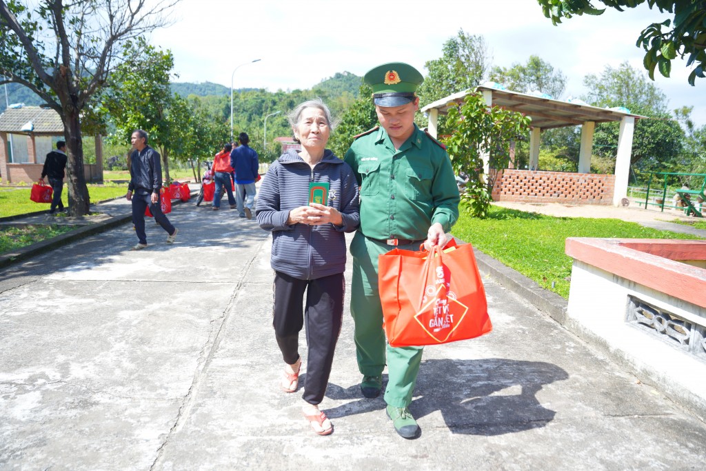 Trong hai ngày 10_1 & 11_1, SABECO cùng Ban Tổ chức chương trình đã phối hợp trao tặng 900 phần quà Tết cho người dân có hoàn cảnh khó khăn và bộ đội biên phòng tại Đắk Lắk và Lâm Đồng