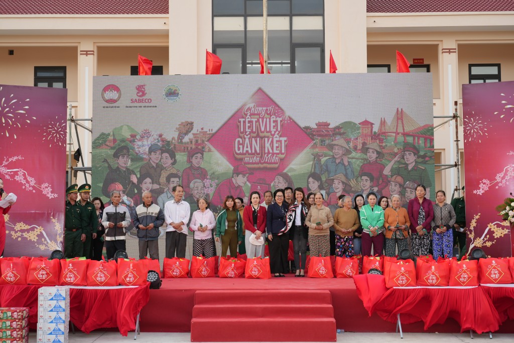 Trong hai ngày 10_1 & 11_1, SABECO cùng Ban Tổ chức chương trình đã phối hợp trao tặng 900 phần quà Tết cho người dân có hoàn cảnh khó khăn và bộ đội biên phòng tại Đắk Lắk và Lâm Đồng
