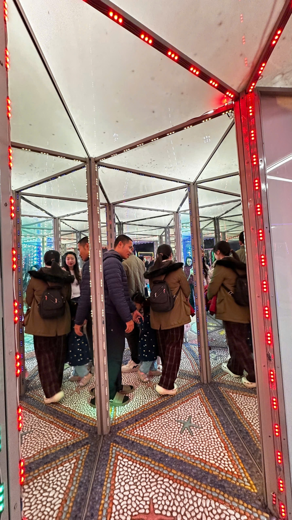 Trong thời gian tới đây, phường Hai Bà Trưng và công viên Thống nhất tiếp tục phối hợp với các doanh nghiệp công nghệ, sáng tạo để đưa công nghệ hiện đại, ánh sáng nghệ thuật vào trong nhà gương.. nhằm tăng tính hấp dẫn và trải nghiệm thú vị cho nhân dân và thanh thiếu nhi...trước Tết âm lịch Trong thời gian tới đây, phường Hai Bà Trưng và công viên Thống nhất tiếp tục phối hợp với các doanh nghiệp công nghệ, sáng tạo để đưa công nghệ hiện đại, ánh sáng nghệ thuật vào trong nhà gương.. nhằm tăng tính hấp dẫn và trải nghiệm thú vị cho nhân dân và thanh thiếu nhi...trước Tết âm lịch