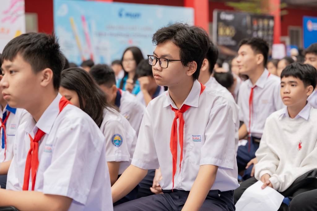 Gần 4.000 học sinh giỏi tranh tài tại kỳ thi giải toán trên máy tính cầm tay