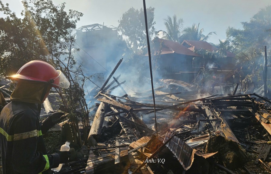 Quán cà phê gỗ vừa khai trương đã bị "bà hỏa" thiêu rụi