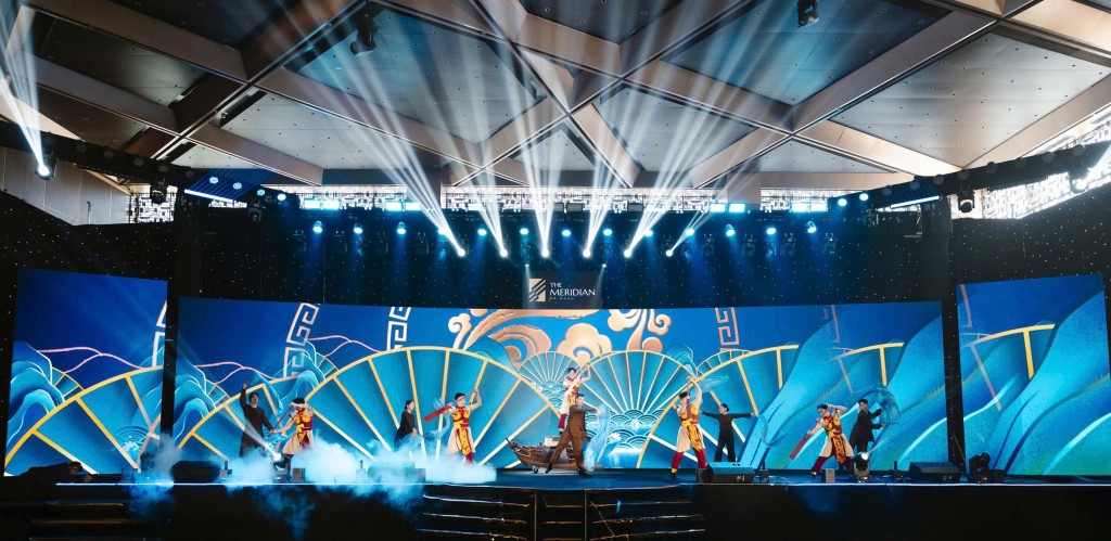 Ngay từ phần mở màn, tổ hợp trình diễn visual, múa tương tác và laser mapping đã dẫn dắt khán giả đi qua dòng chảy lịch sử Đà Nẵng, từ thương cảng xưa, những cây cầu huyền thoại cho đến tầm nhìn đô thị toàn cầu