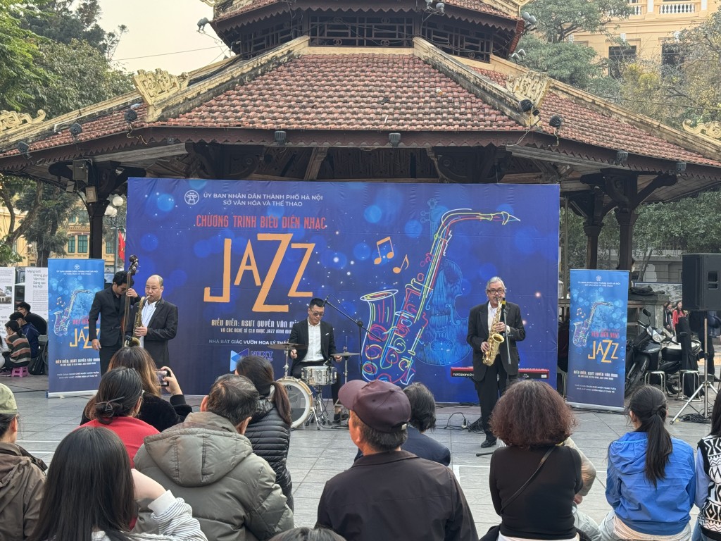Nghệ sĩ Quyền Văn Minh và Bình Minh Jazz tiếp tục biểu diễn phục vụ khán giả