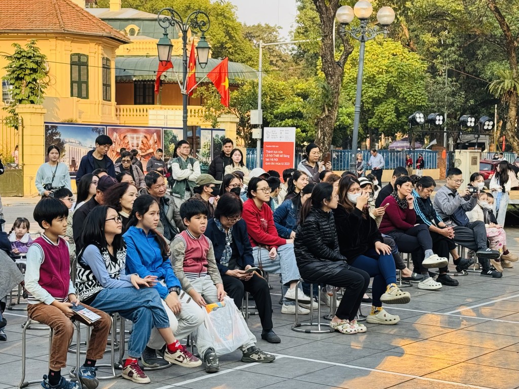 Khán giả chăm chú theo dõi chương trình