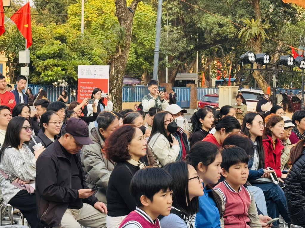 Khán giả không thể rời mắt khỏi sân khấu mở