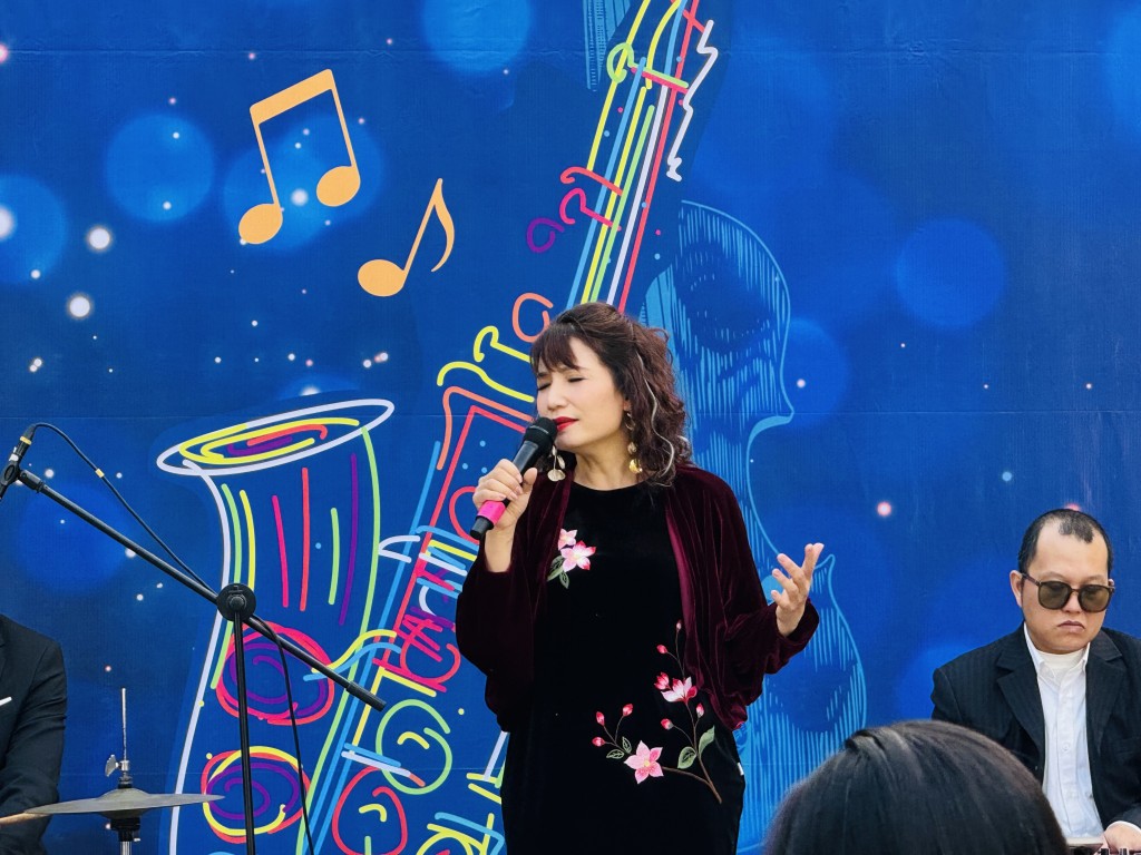 Ca sĩ Hồng Nhung với ca khúc “Nắng thuỷ tinh”