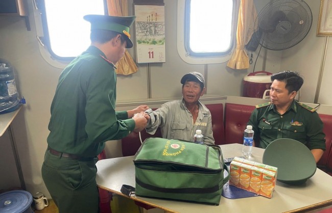 Biên phòng Quảng Ngãi tiếp nhận ngư dân gặp nạn trên biển