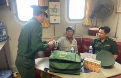 Biên phòng Quảng Ngãi tiếp nhận ngư dân gặp nạn trên biển