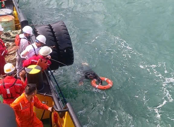 Cán bộ, thuyền viên của tàu PTSC đã tiếp cận và cứu được ông Nguyễn Văn Vũ