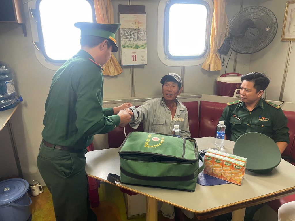 Lực lượng Quân y Quảng Ngãi kiểm tra sức khỏe cho ngư dân Nguyễn Văn Vũ