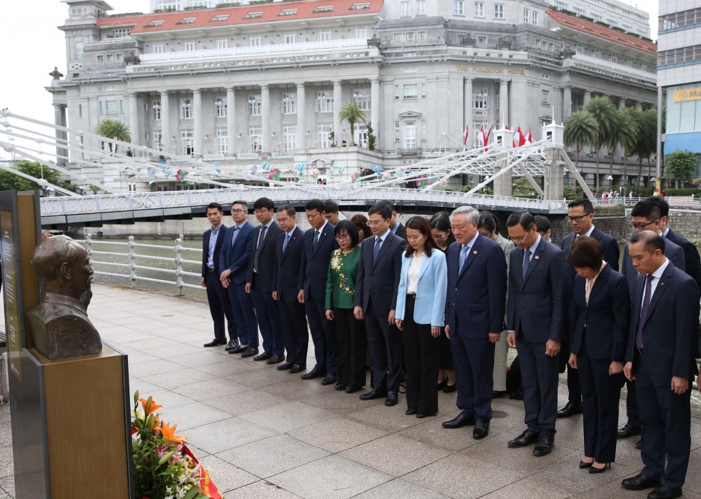 Phó Thủ tướng Thường trực Chính phủ Nguyễn Hòa Bình đã tới dâng hoa tại Tượng đài Chủ tịch Hồ Chí Minh ở Bảo tàng các nền văn minh châu Á - Ảnh: VGP/Nguyễn Hoàng