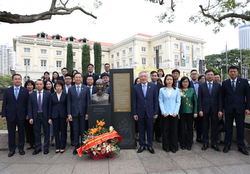 Phó Thủ tướng Thường trực Chính phủ Nguyễn Hòa Bình và đoàn công tác tại Tượng đài Chủ tịch Hồ Chí Minh ở Bảo tàng các nền văn minh châu Á - Ảnh: VGP/Nguyễn Hoàng