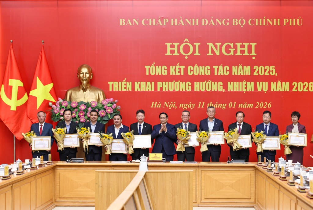 Bí thư Đảng uỷ Chính phủ, Thủ tướng Phạm Minh Chính trao Bằng khen của Đảng uỷ Chính phủ tặng các tổ chức đảng và cán bộ, đảng viên có thành tích xuất sắc - Ảnh: VGP/Nhật Bắc