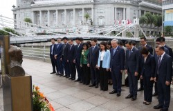 Phó Thủ tướng Thường trực Nguyễn Hòa Bình dâng hoa tại Tượng đài Chủ tịch Hồ Chí Minh ở Singapore