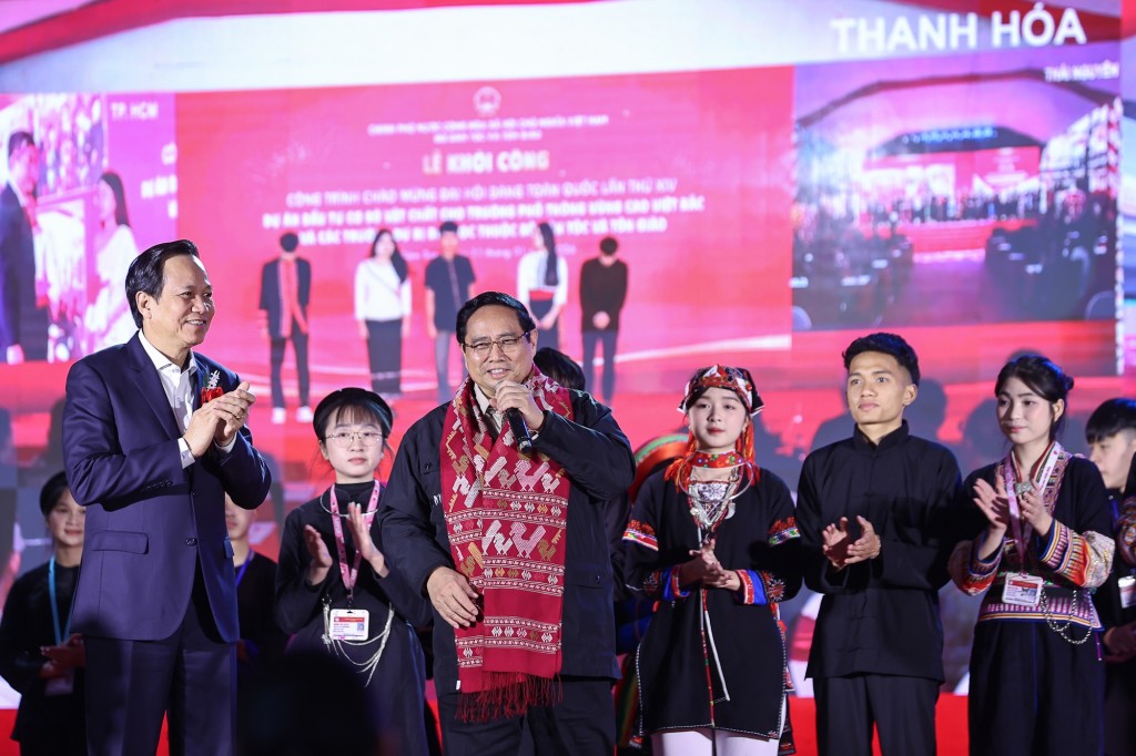 Thủ tướng chia sẻ câu chuyện của chính bản thân khi sinh ra ở miền biển, lớn lên ở miền núi, nếu không được Đảng, Nhà nước quan tâm thì rất khó được học hành - Ảnh: VGP/Nhật Bắc