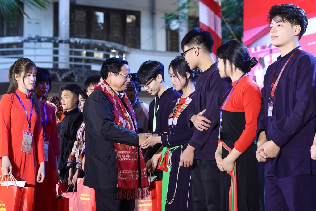 Thủ tướng Chính phủ Phạm Minh Chính tặng quà các học sinh Trường Phổ thông Vùng cao Việt Bắc - Ảnh: VGP/Nhật Bắc