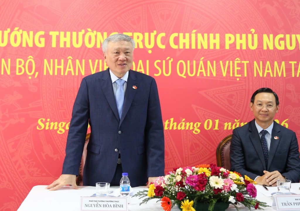 Phó Thủ tướng Thường trực Chính phủ Nguyễn Hòa Bình đã tới thăm, nói chuyện thân mật với cán bộ, nhân viên Đại sứ quán Việt Nam tại Singapore và đại diện cộng đồng người Việt Nam tại Singapore - Ảnh: VGP/Nguyễn Hoàng
