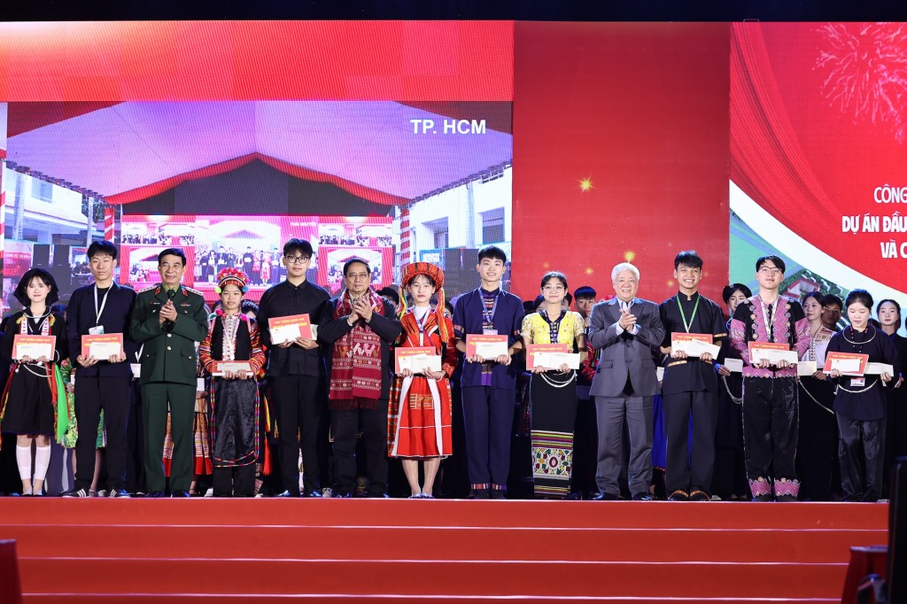 Thủ tướng Chính phủ Phạm Minh Chính, Phó Chủ tịch Thường trực Quốc hội Đỗ Văn Chiến, Bộ trưởng Bộ Quốc phòng Phan Văn Giang tặng quà các học sinh Trường Phổ thông Vùng cao Việt Bắc - Ảnh: VGP/Nhật Bắc