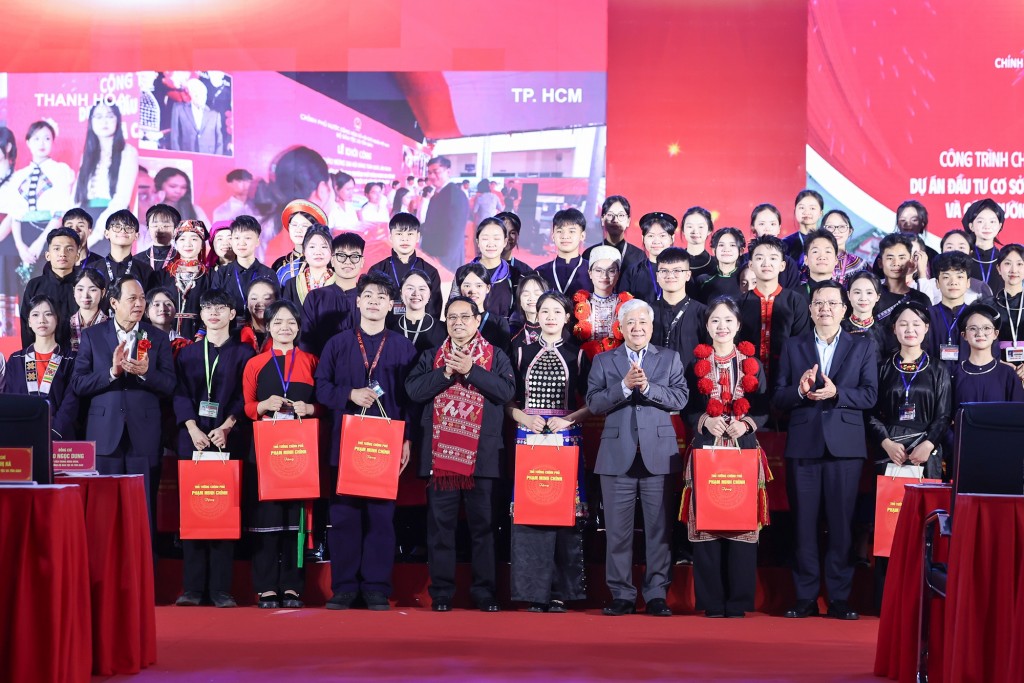 Thủ tướng Chính phủ Phạm Minh Chính, Phó Chủ tịch Thường trực Quốc hội Đỗ Văn Chiến, Phó Thủ tướng Mai Văn Chính, Bộ trưởng Bộ Dân tộc và Tôn giáo Đào Ngọc Dung tặng quà các học sinh Trường Phổ thông Vùng cao Việt Bắc - Ảnh: VGP/Nhật Bắc