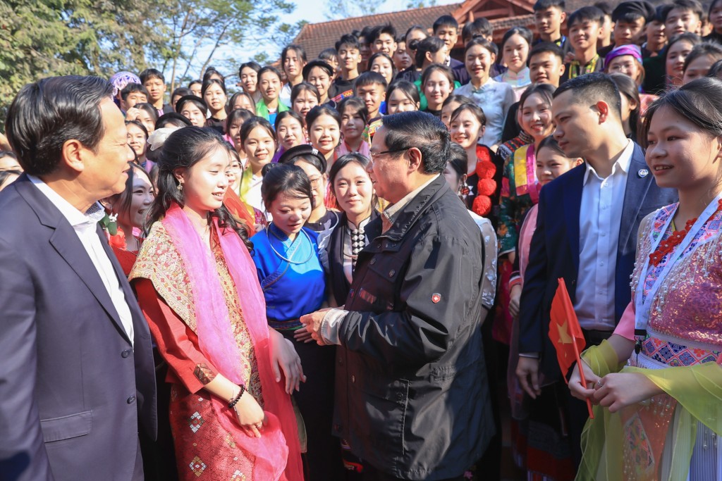 Thủ tướng Chính phủ Phạm Minh Chính với các em học sinh Trường Phổ thông Vùng cao Việt Bắc - Ảnh: VGP/Nhật Bắc