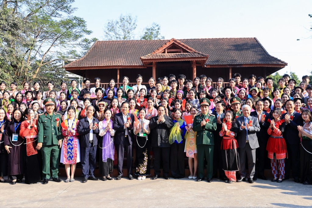 Thủ tướng Chính phủ Phạm Minh Chính với các em học sinh Trường Phổ thông Vùng cao Việt Bắc - Ảnh: VGP/Nhật Bắc