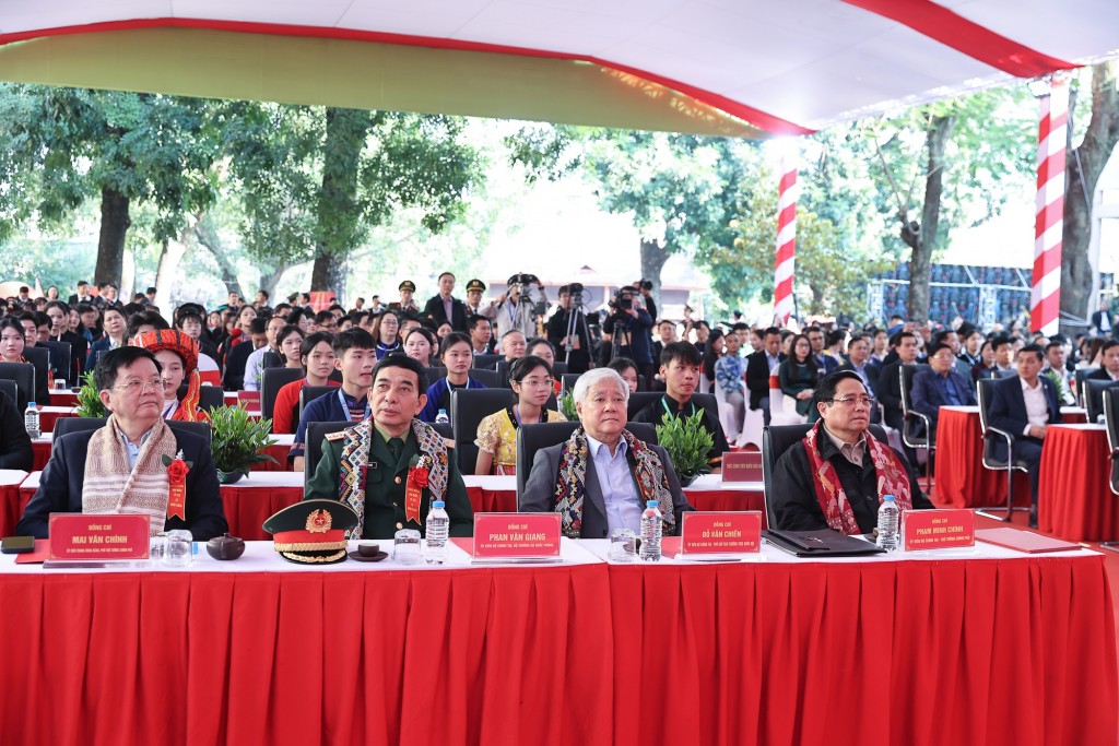 Thủ tướng Phạm Minh Chính, Phó Chủ tịch Thường trực Quốc hội Đỗ Văn Chiến, Bộ trưởng Bộ Quốc phòng Phan Văn Giang; Phó Thủ tướng Chính phủ Mai Văn Chính và các đại biểu dự lễ khởi công 3 dự án đầu tư cơ sở vật chất cho các trường chuyên biệt - Ảnh: VGP/Nhật Bắc